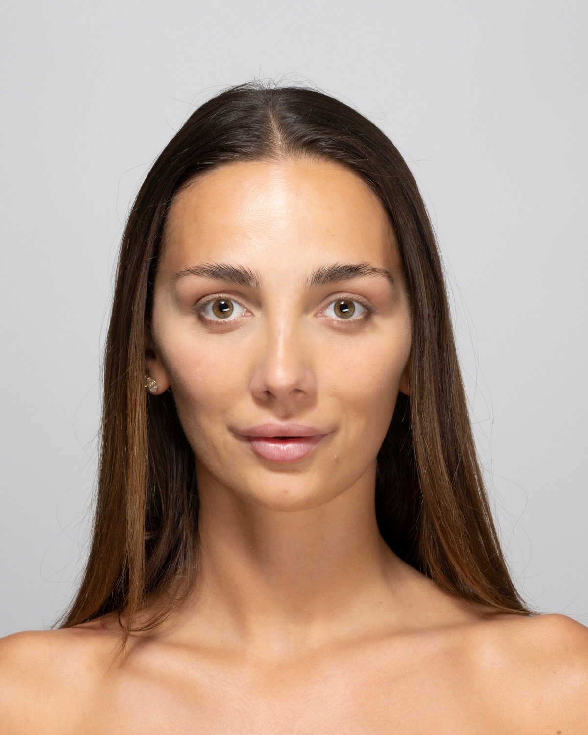 Model met Loose Setting Powder in de tint Rose