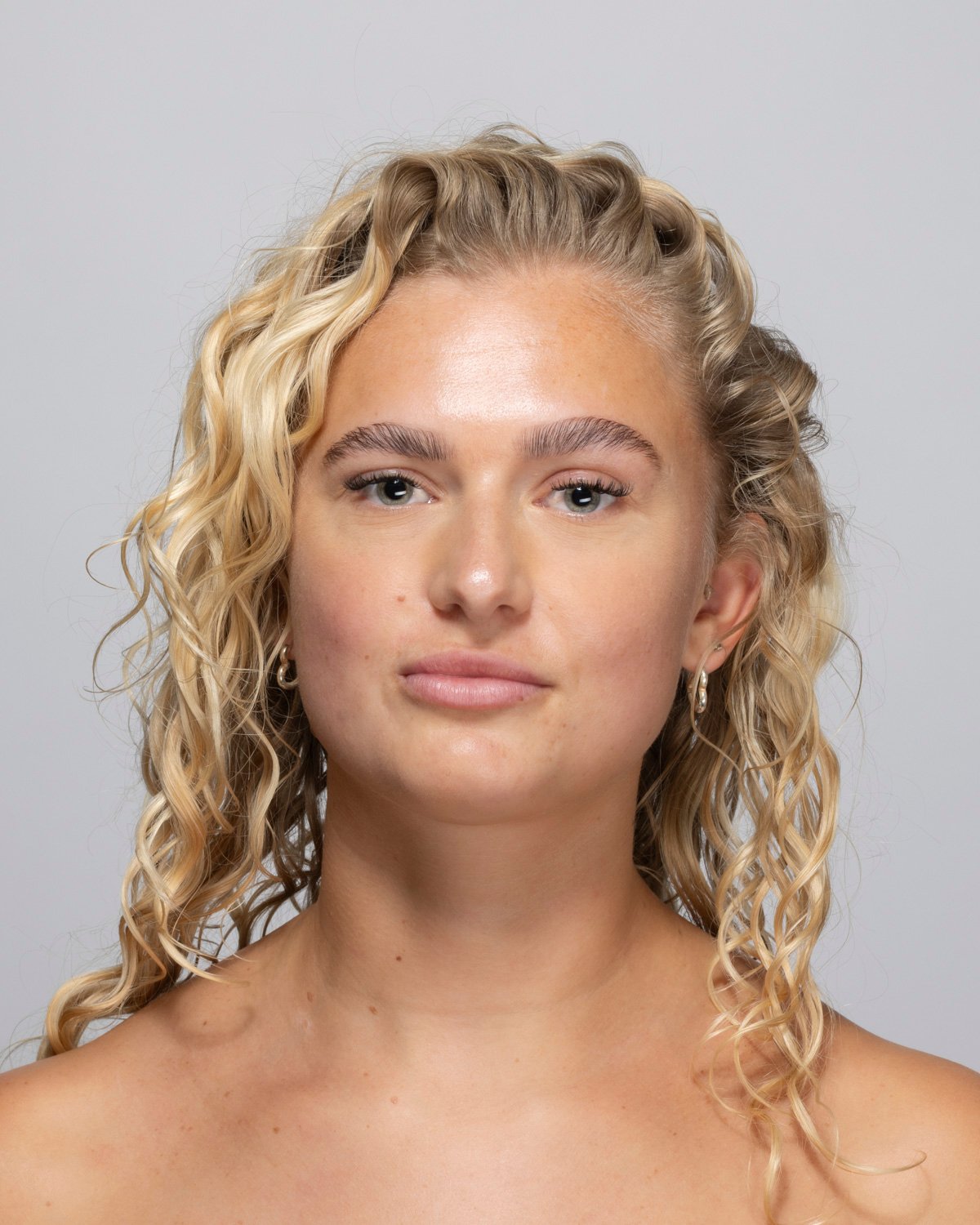 Model met Loose Setting Powder in de tint Saffron